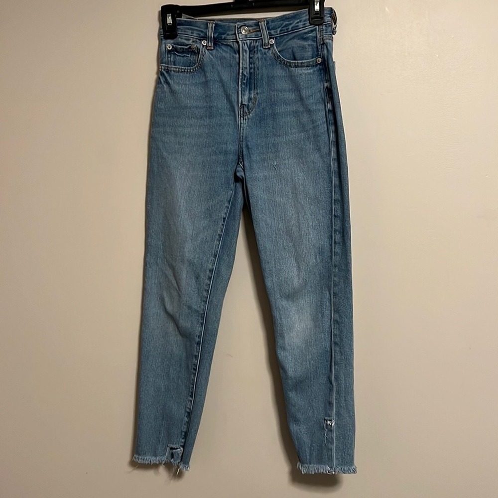 American Eagle Mom Jeans Light Wash High Waisted Frayed Hem Denim Womens Size 00